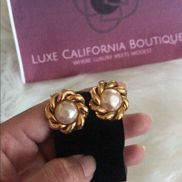 Authentic 100% Chanel Pearl Earrings . - Picture 4 of 8